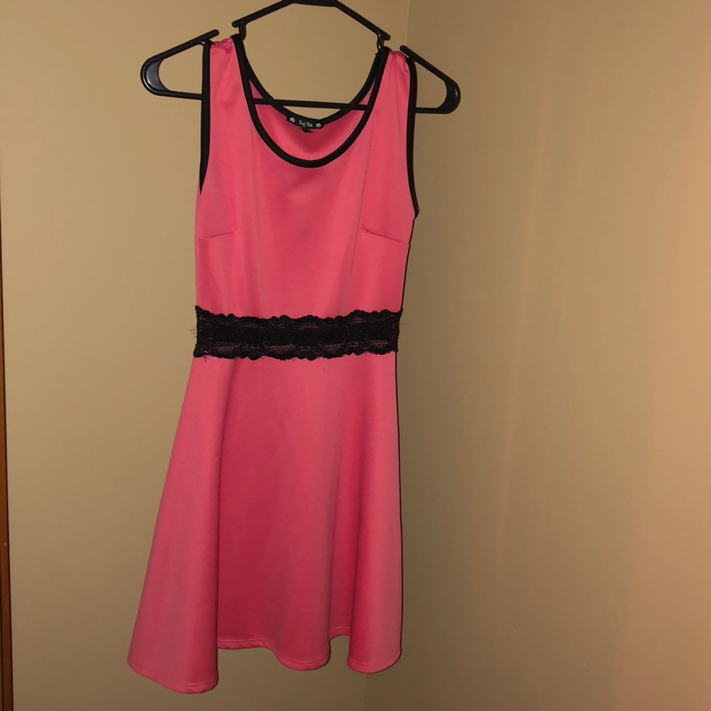 Coral/black sleeveless dress